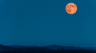 How to Photograph the Moon: 19 Dos and Don’ts for Beautiful Images
